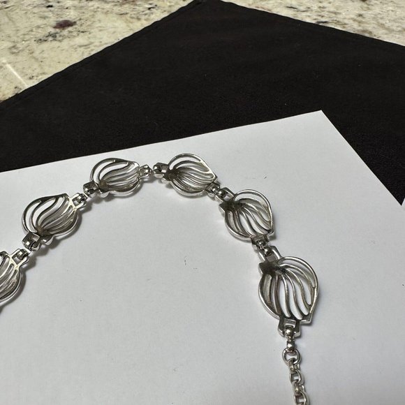 Women’s Silver Tone Metal Choker Style Costume Necklace - Picture 6 of 10